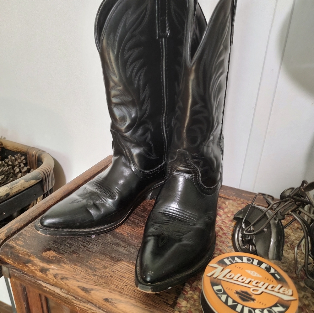 Laredo brand black leather pointed toe cowboy boots, size 7, 1  1/2 inch heel